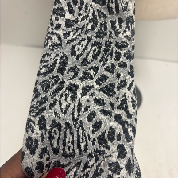 Leopard Print Scarf - Black and grey - Picture 2 of 4